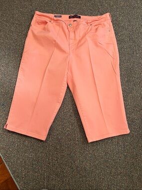 Gloria Vanderbilt Coral Capris